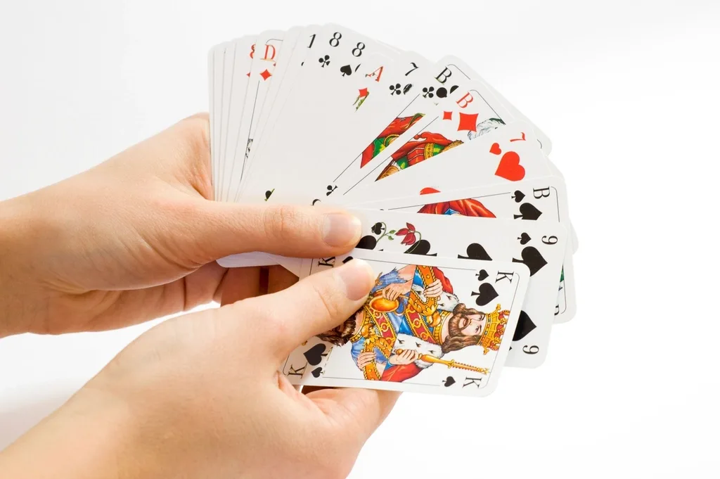 Manos abriendo una baraja de cartas en abanico