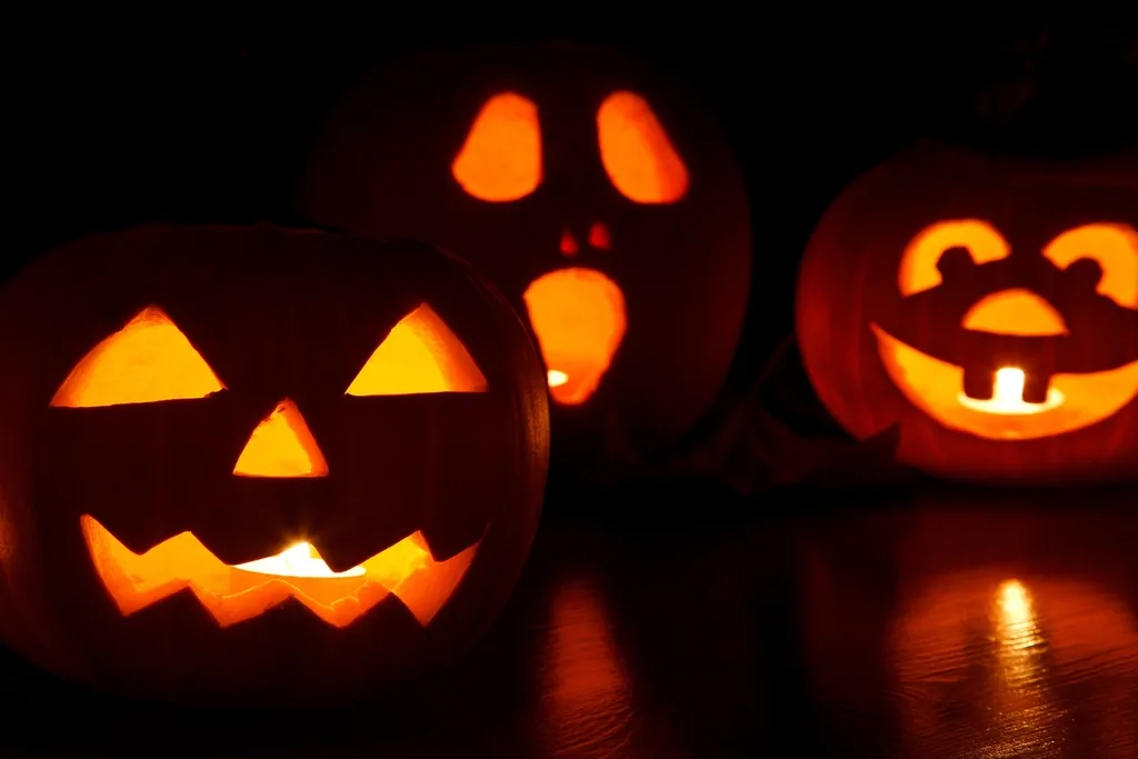 Calabazas de Halloween talladas e iluminadas por dentro en la oscuridad