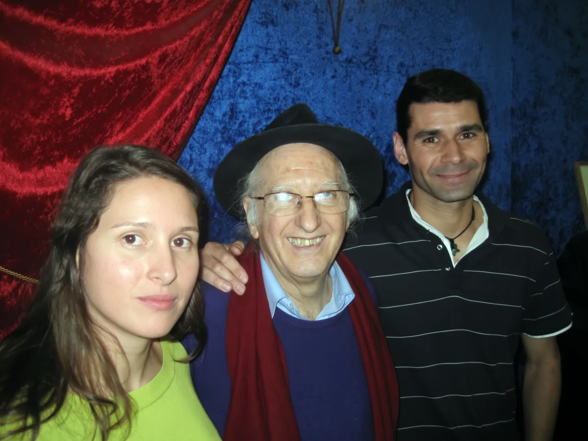 Elena, Juan Tamariz y Julio Sánchez en la escuela de magia