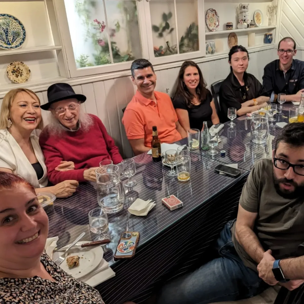 Juan Tamariz en 2024 en una comida con amigos alrededor de una mesa larga