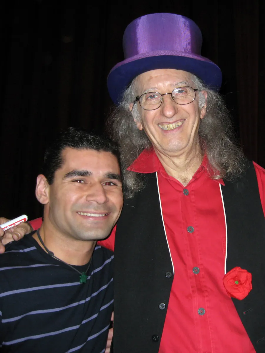 Juan Tamariz con su chistera morada junto a Julio Sánchez