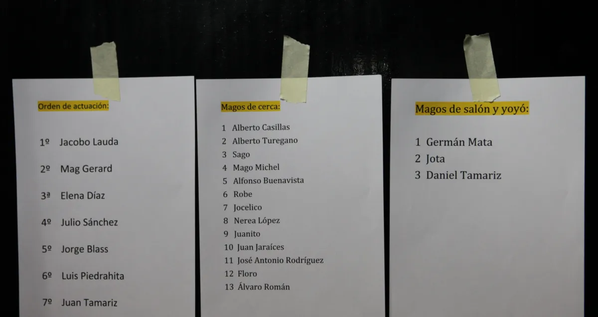 Hoja con el orden de actuación de la gala homenaje a Pepe Carroll en la Sala Galileo, cerrada por Juan Tamariz