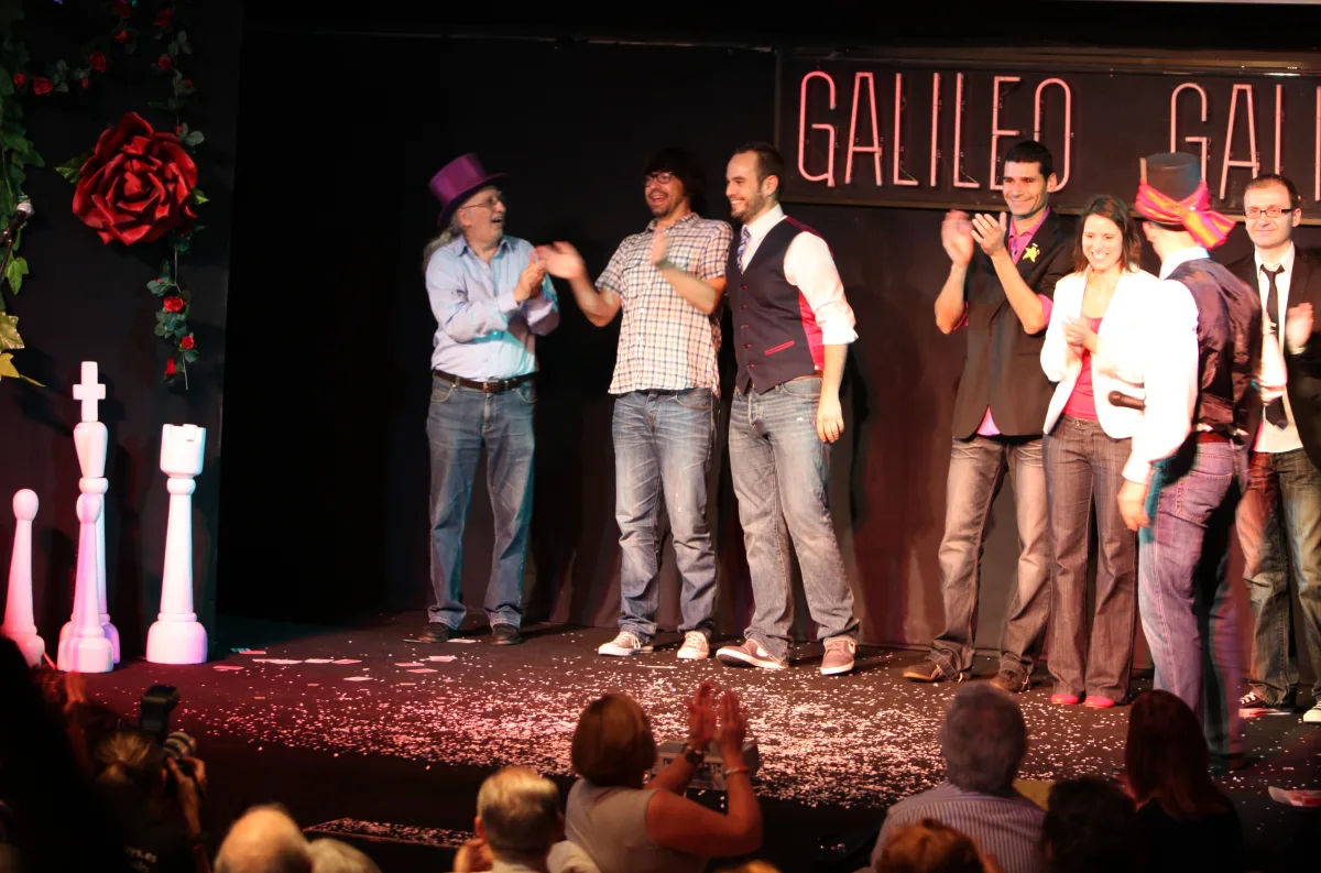 Saludo final de la gala homenaje a Pepe Carroll en la Sala Galileo Galilei con Juan Tamariz